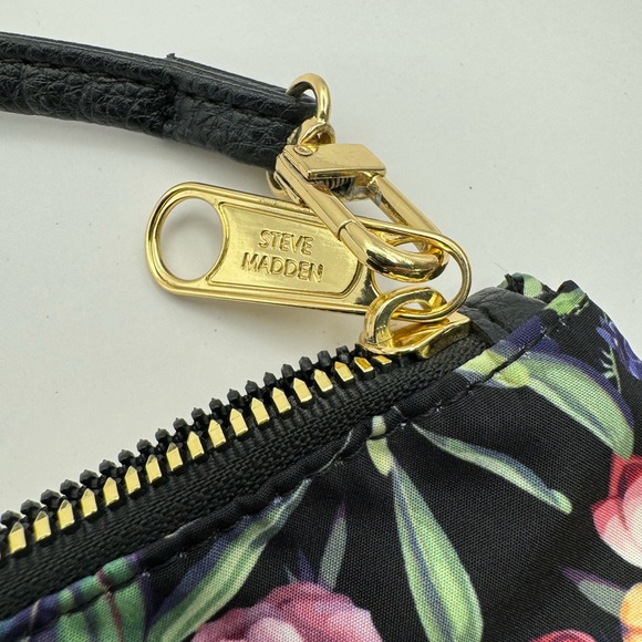 289-HTT Steve Madden Charlie Black Floral Wristlet With Black Leather Handle - Picture 4 of 6